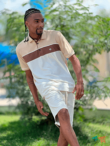 Look masculino com camisa polo bege e bermuda clara, em ambiente ao ar livre.