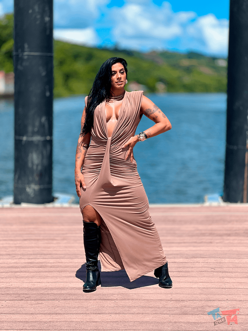 Vestido ciganinha marrom com cinto trabalhado e botas.