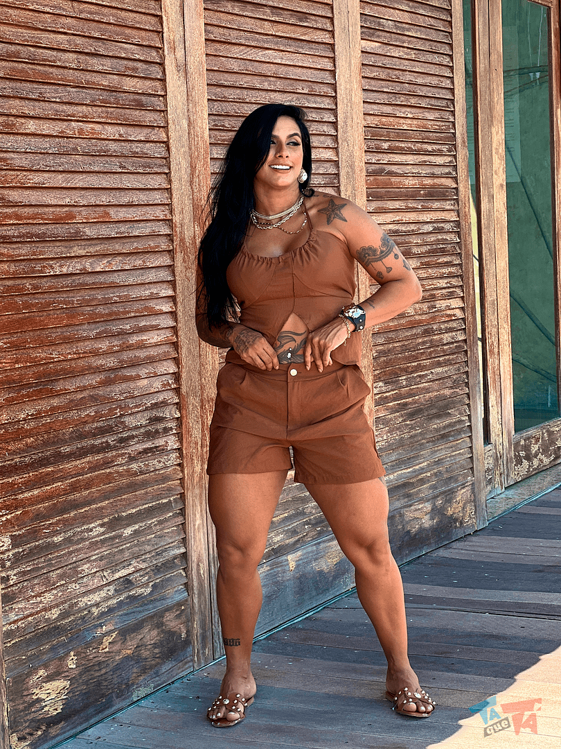 Look em conjunto marrom com blusa e short casual feminino.
